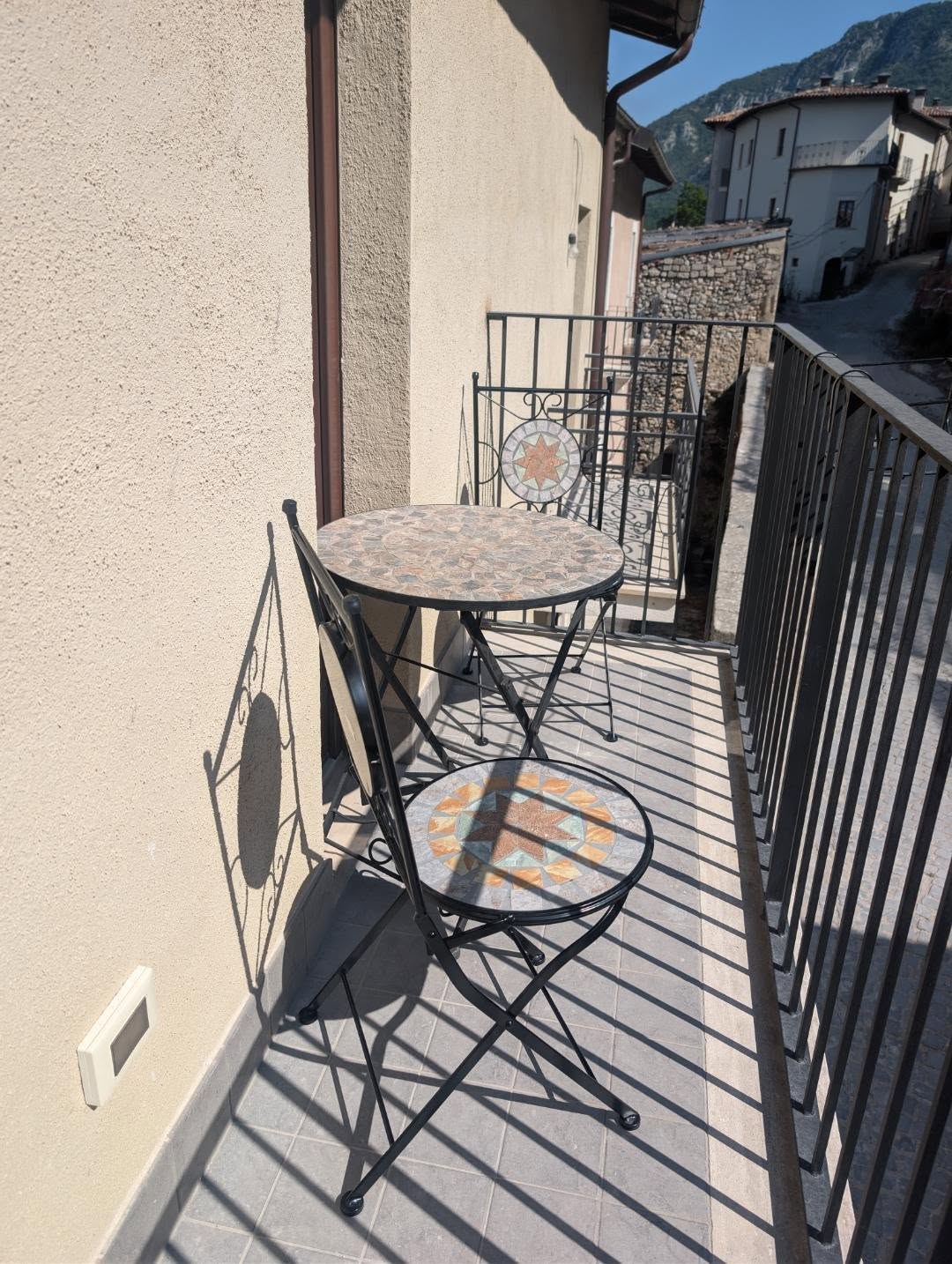 Il balcone affacciato sul borgo di Fossa