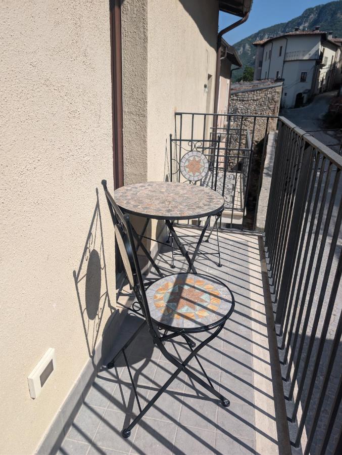 Il balcone con tavolino affacciato sulla valle