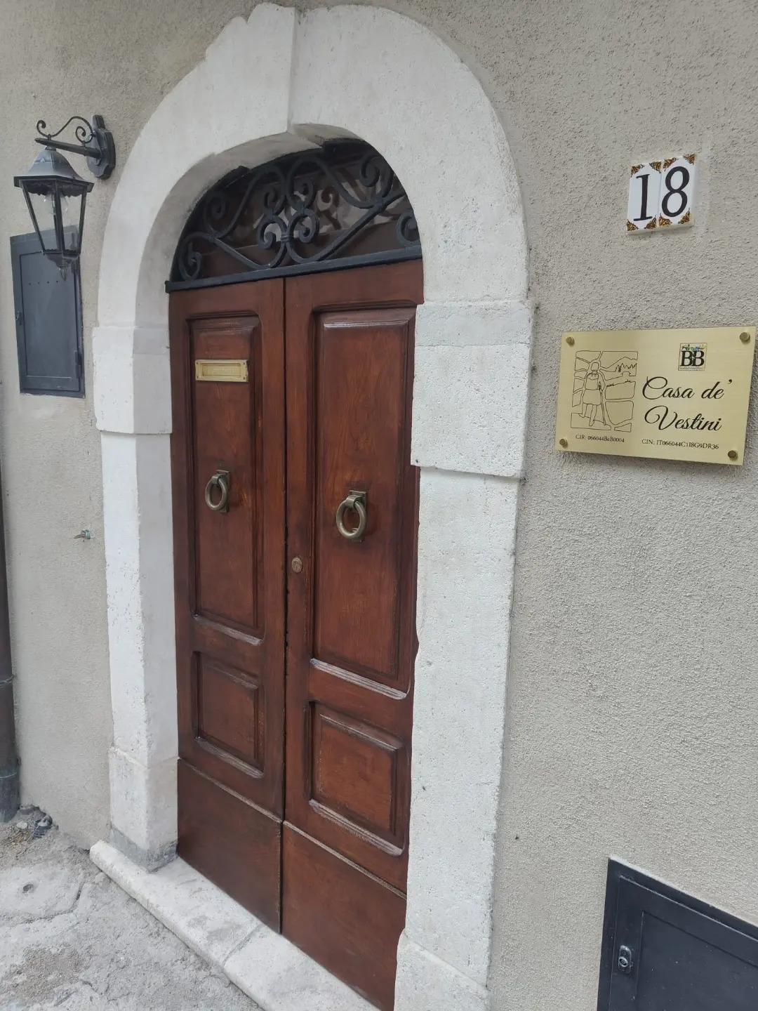 La porta di Casa de’ Vestini, in via Roma 18 nel borgo di Fossa